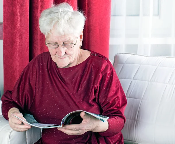 Leggere vecchia donna — Foto Stock