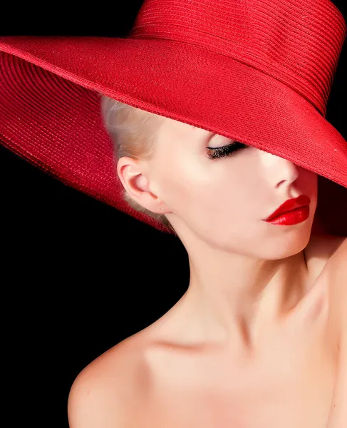 Mulher linda em chapéu vermelho — Fotografia de Stock