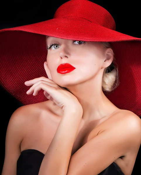 Elegante donna con labbra rosse che indossa cappello — Foto Stock