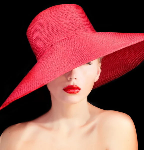 Bella donna misteriosa con labbra rosse e in cappello Foto Stock Royalty Free