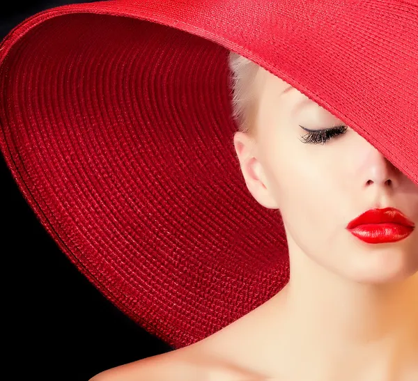 Glamour vacker kvinna i röd hatt Royaltyfria Stockfoton