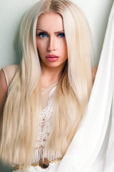 Glam ragazza in abito bianco con i capelli lunghi — Foto Stock