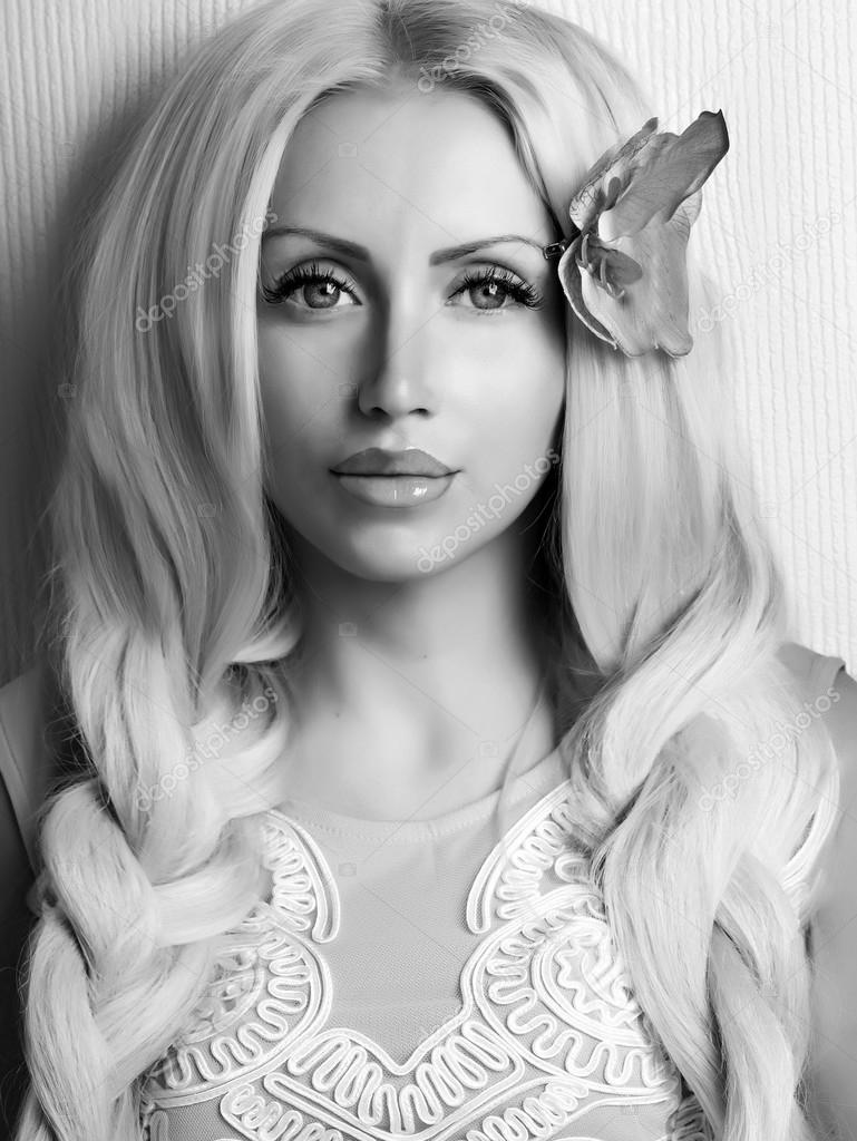 Belle jeune fille souriante avec portrait de tresses noires et blanches \u2014 Image de lilu1331