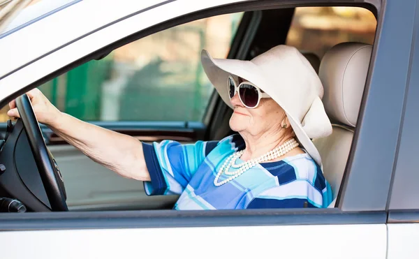 Zralá žena v brýle, řízení automobilu — Stock fotografie