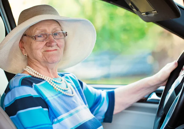 Smiling woman in auto — Stock Photo, Image