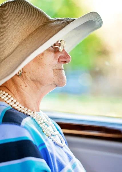 Pensionista mulher viajando de carro — Fotografia de Stock