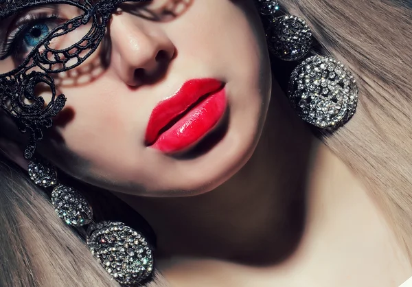 Kobieta z czerwonymi ustami — Zdjęcie stockowe