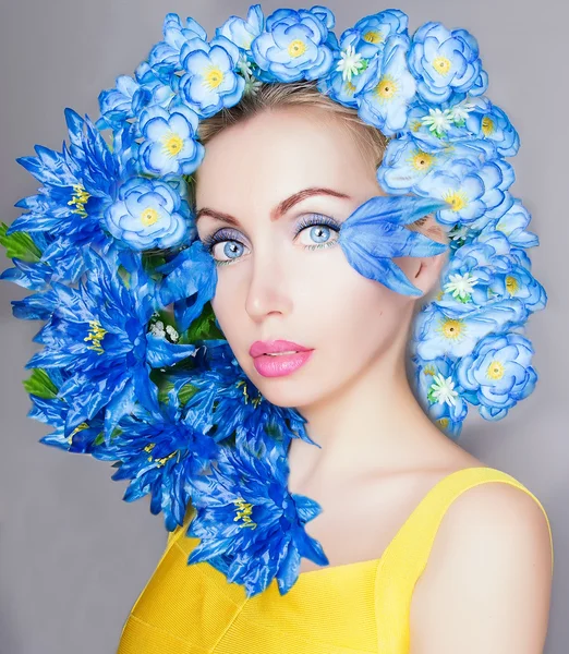 Красива дівчина з блакитними квітами — стокове фото