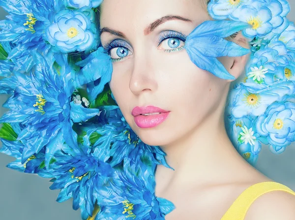 Modell med vackra blommor — Stockfoto