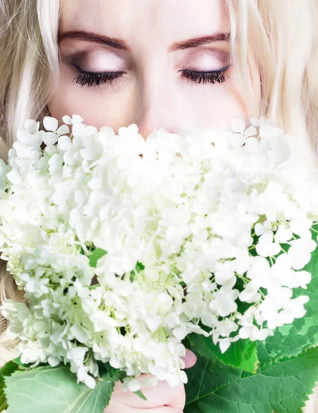 Menina com olhos fechados com flores — Fotografia de Stock