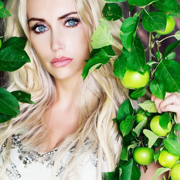 Niebieski oczach blondynka — Zdjęcie stockowe