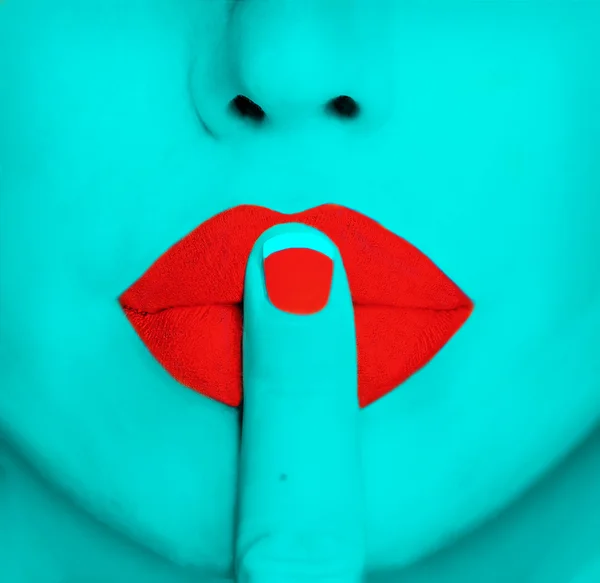 Kırmızı dudaklar üzerinde parmak — Stok fotoğraf