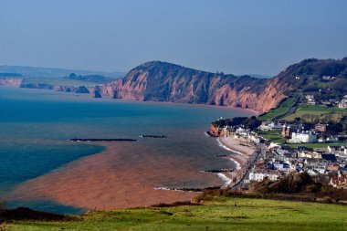 Devon 'daki Sidmouth manzarası şehrin doğusundaki kayalıklardan