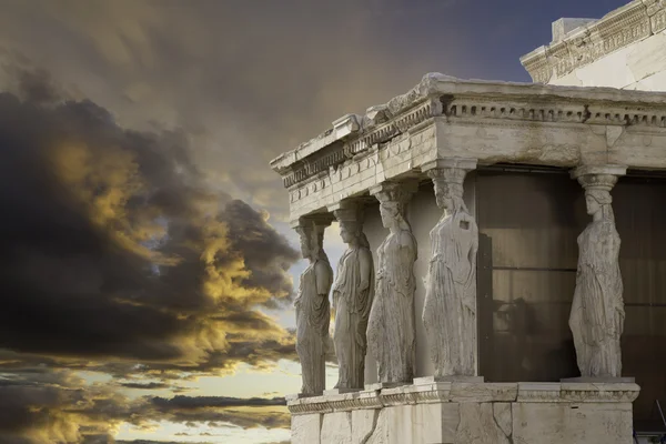 Caryatids in Erechtheum, Acropolis, Athens, Gr eece — стоковое фото