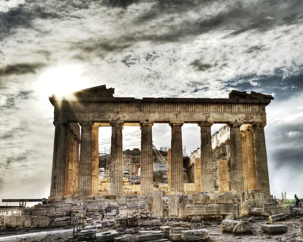 Künstlerischer Blick auf Karyatiden in Eretheum, Akropolis, Athen, Griechenland — Stockfoto