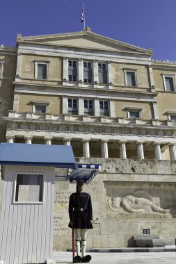 Atina, Yunanistan - Kasım 05: evzones (Cumhurbaşkanlığı Muhafız) bekçi, syntagma Meydanı önünde 05 Kasım 2011 tarihinde Atina'da Yunanistan bina Yunan Parlamentosu standları.