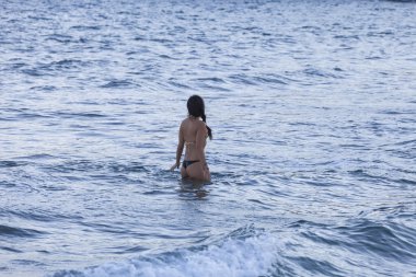 Tropik bir plajda güzel genç bir kadın.