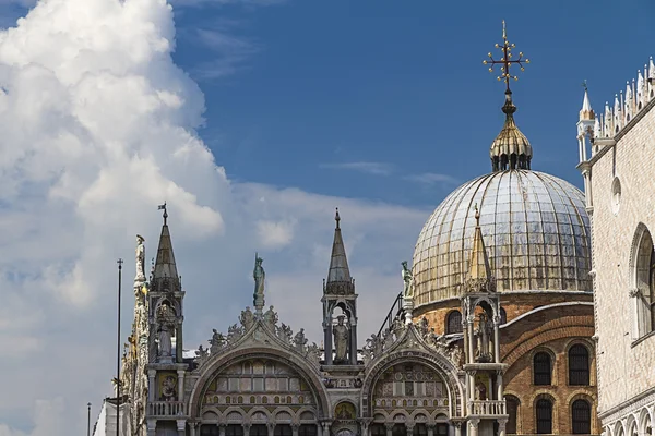 Собор Св. Марка и площадь в Венеции, Италия — стоковое фото