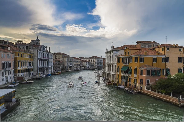 Canal Grande vanaf Rialtobrug in Venetië, Italië — Stockfoto