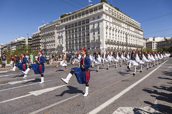 在雅典，希腊 evzones 游行 — 图库照片