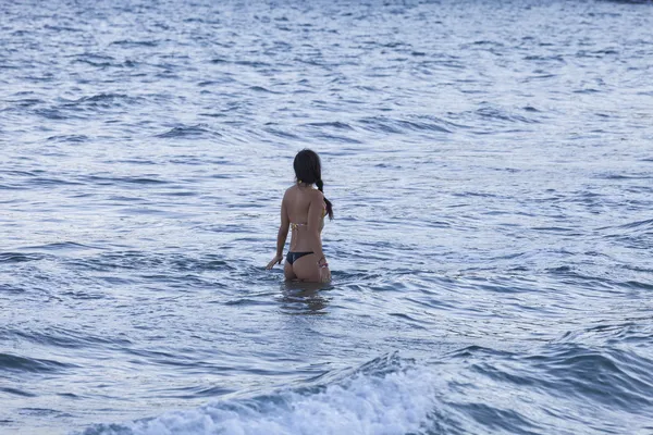 Hermosa joven en una playa tropical — Foto de Stock