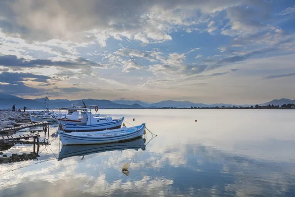 Bateau de pêche d'une île grecque — Photo