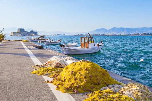 Рыбацкая лодка на греческом острове — стоковое фото