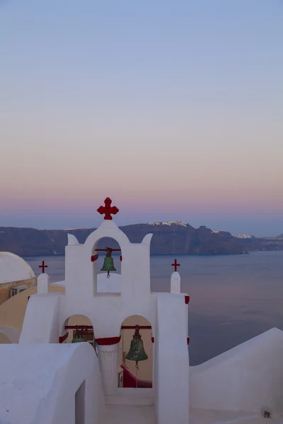 Chiesa bianca greca tradizionale, Santorini, Grecia — Foto Stock