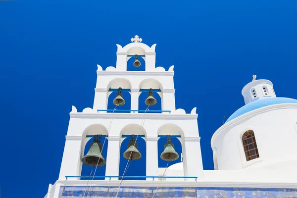 Eglise traditionnelle grecque blanche dans le village d'Oia, Santorin, Grèce — Photo