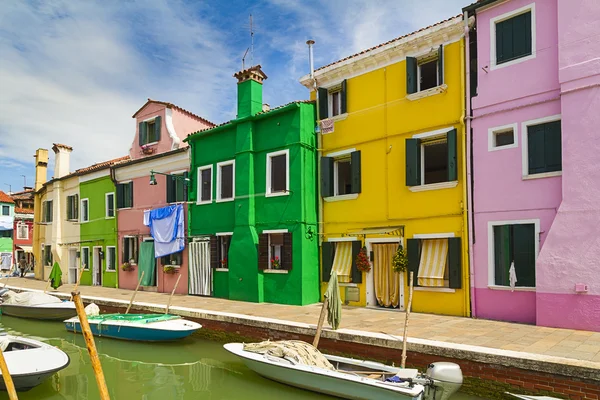 Ön Burano, färgade hus, Italien — Stockfoto