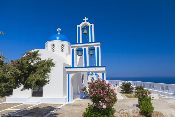 Tradizionale chiesa bianca greca a Santorini, Grecia — Foto Stock