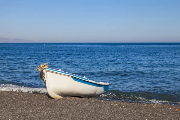 Αλιευτικό σκάφος σε ένα ελληνικό νησί — 图库照片