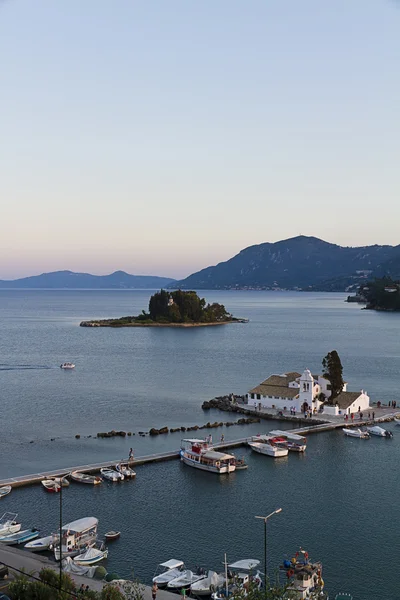 Vlacherna klasztor i pontikonisi wyspie na zachód słońca, corfu, Grecja — Zdjęcie stockowe