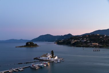 vlacherna Manastırı ve pontikonisi Adası'nda günbatımı, corfu, Yunanistan