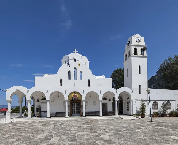 Eglise d'Agios panteleimon dans la belle station thermale de Kamena Vourla — Photo