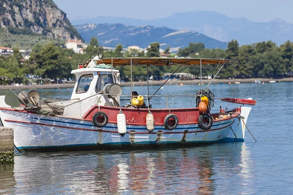 Barco de pesca em uma ilha grega — Fotografia de Stock