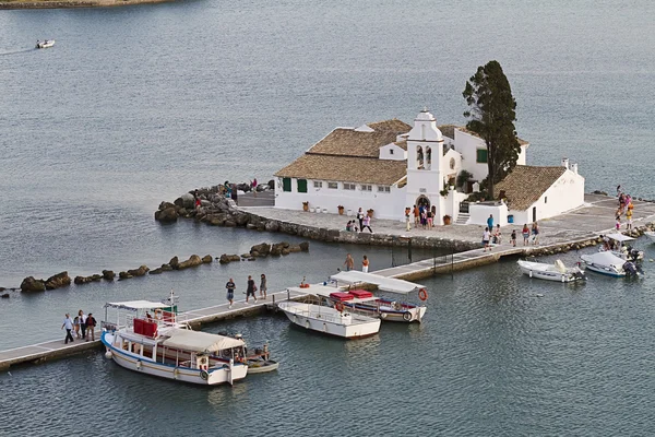 Mosteiro de Vlacherna e ilha de Pontikonisi ao pôr do sol, Corfu, Grécia — Fotografia de Stock