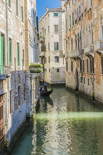 Canales y góndolas de Venecia, Italia — Foto de Stock