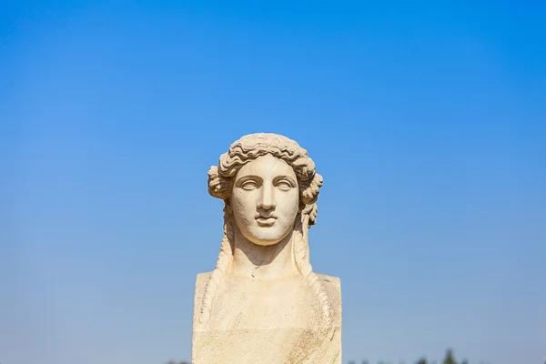 Herm scultpure Atina'da Panathinaiko Stadyumu (1896 yılında ilk modern Olimpiyat oyunlarına ev sahipliği) — Stok fotoğraf