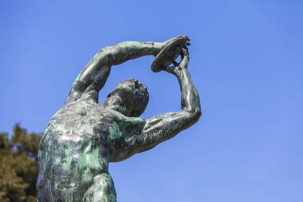 Discobolo di bronzo dal Panathenaic Stadium di Atene (che ha ospitato i primi giochi olimpici moderni nel 1896 ) — Foto Stock