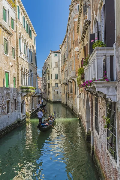 Benátky kanály a gondolami, Itálie — Stock fotografie