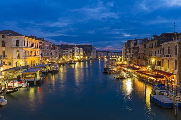 Grand canal, uitzicht vanaf Rialtobrug in Venetië, Italië — Stockfoto