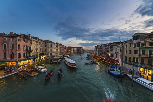 Canal Grande, pohled z mostu rialto v Benátkách, Itálie — Stock fotografie