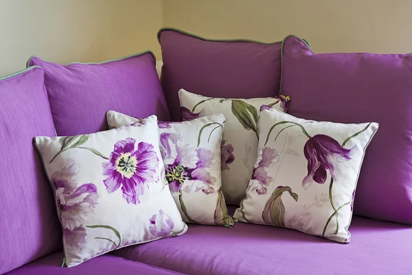 çiçek desenleri ile kanepede güzel yastıklar