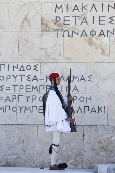 ATENAS, GRÉCIA - 23 de setembro: Evzonas (guarda presidencial) no edifício do Parlamento grego em frente à Praça Syntagma em 23 de setembro de 2012, em Atenas, Grécia . — Fotografia de Stock