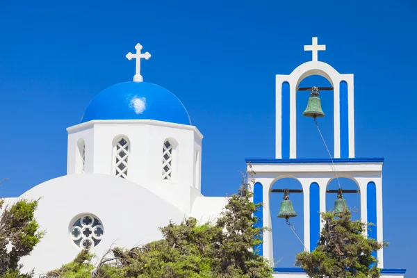 Igreja ortodoxa na ilha de Santorini, Grécia — Fotografia de Stock