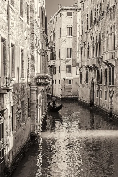 Veneza canais e gôndolas, Itália — Fotografia de Stock