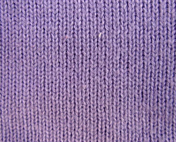 Fioletowy sweter na drutach z bliska — Zdjęcie stockowe