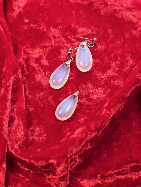 Conjunto de joyas de mujer sobre fondo de terciopelo rojo, primer plano —  Fotos de Stock