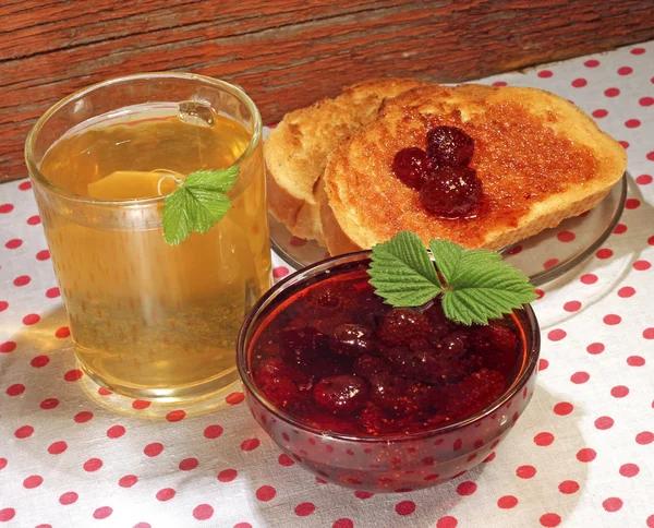Verse toast met strawberry jam en thee, close-up — Stockfoto